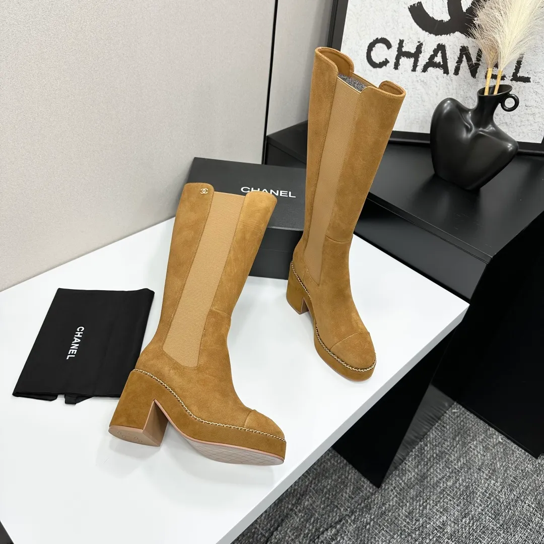 👟👟Ex-factory price 960👟👟 CHANEL Xiaoxiang 2024 autumn and winter sheepskin boots high boots knight boots The version is also the basic version of the Martin boots, neat and handsome. The upper is made of cowhide, super soft against the skin, wide and full, handsome and comfortable. The lining is soft water-dyed cowhide. The sole is original rubber outsole. Exclusive top quality 35-39. 40 customized